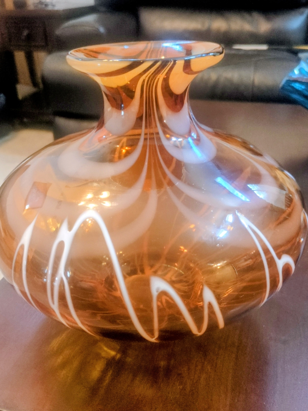 Vintage hand-blown glass vase With White Ribbon Swirl Pattern - Picture 7 of 7